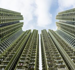 Administração predial: prédios vistos de baixo para cima