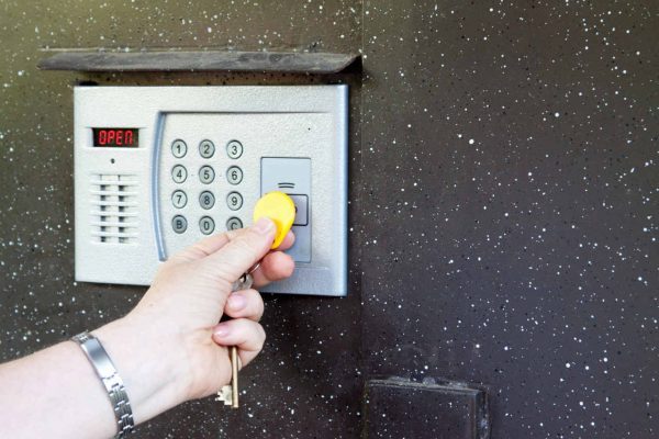 Vantagens e desvantagens de usar a portaria eletrônica em seu condomínio