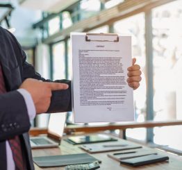 homem apresentando as regras de condomínio