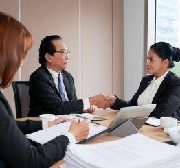 como fazer uma ata de reunião simples: profissionais realizando reunião
